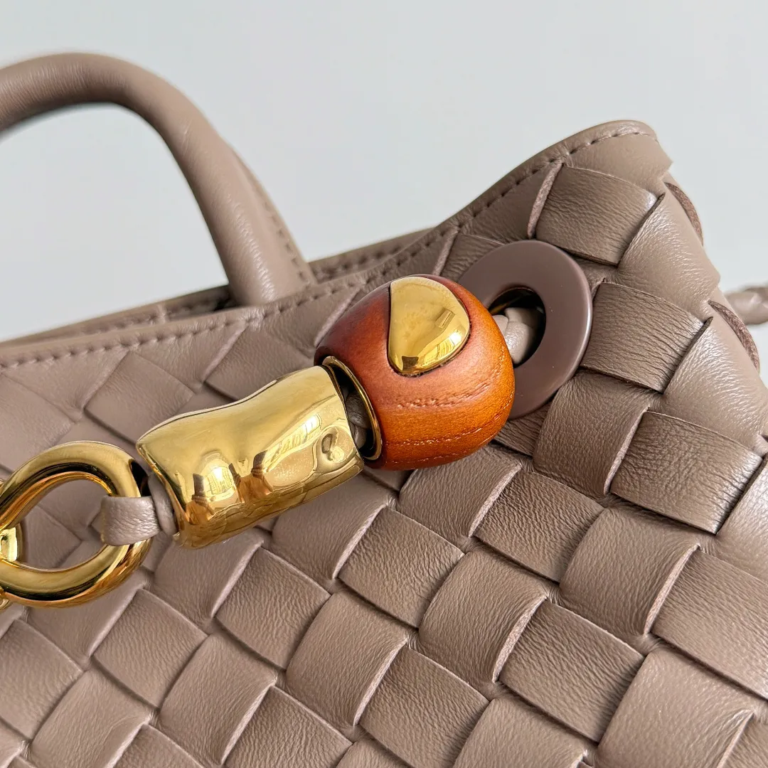 The new Andiamo batch of 3060 BV is shipped‼ ️The classic intercciato weaving process is used to create a soft bag, the metal knot is made of micro-cast aluminum using jewelry technology🪢, and the decorative beads are made of metal and hand-polished oak, allowing you to jump repeatedly between elegance and fun💃, making it unpredictable. Classic and versatile, it shows off your temperament, and the bag has a large capacity, making it very convenient for daily commuting! It has a variety of carrying methods, the shoulder straps can be adjusted by yourself, the original lambskin feels soft and delicate, and the unisex style breaks gender boundaries and brings a more practical and long-lasting use experience. The Andiamo, which has both elegant and casual styles, perfectly interprets the "fashionable old money style". Style number: 743568+wood hardware Color: pine cone brown Size: 25*22*10.5cm